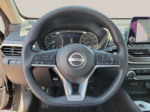 Used 2025 Nissan Altima 2.5 SV FWD image 19