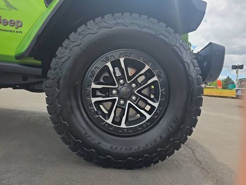 Used 2025 Jeep Wrangler Unlimited Rubicon w/ XTREMEE 35" Tire Package AWD/4WD image 9