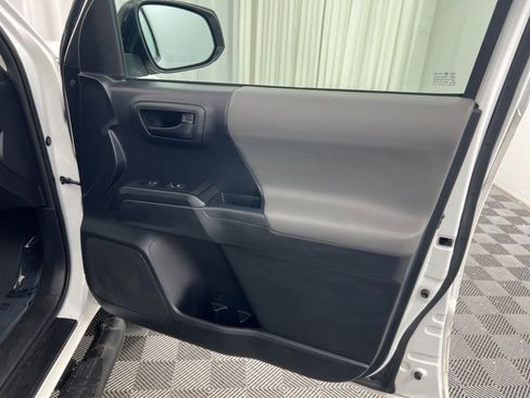 Used 2018 Toyota Tacoma SR image 17