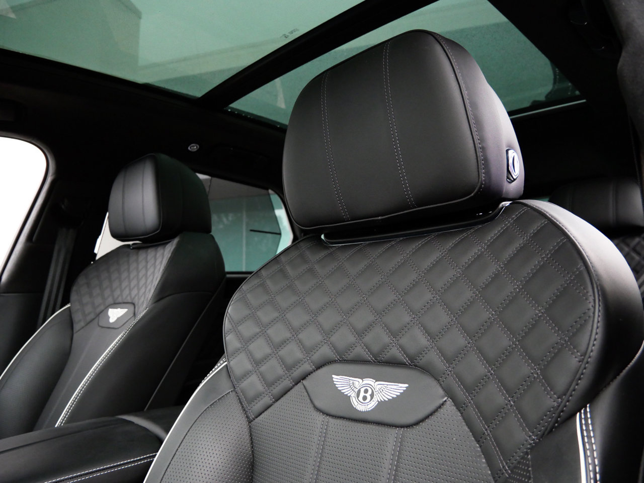 Used 2023 Bentley Bentayga AWD/4WD image 16
