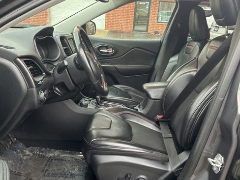 Used 2019 Jeep Cherokee Trailhawk w/ Cold Weather Group image 10