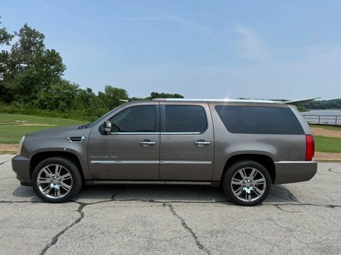 Used 2013 Cadillac Escalade ESV Luxury AWD/4WD image 8