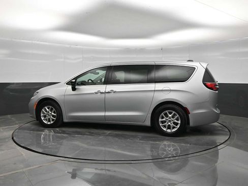 Used 2024 Chrysler Pacifica Touring-L FWD image 5