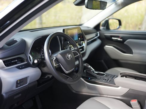 Used 2022 Toyota Highlander XLE image 10