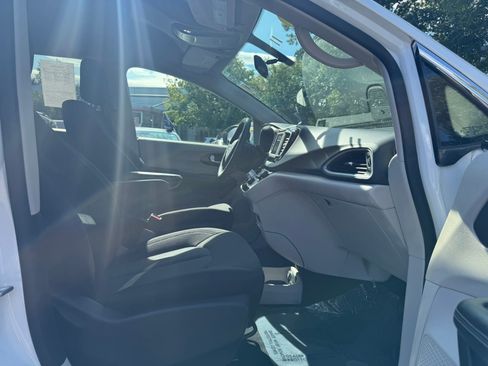 Used 2022 Chrysler Voyager LX FWD image 12