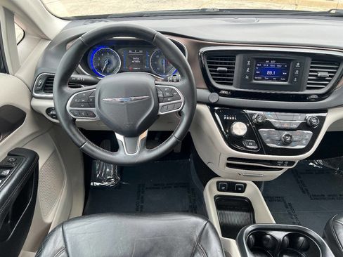 Used 2017 Chrysler Pacifica Touring-L image 32