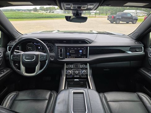Used 2021 GMC Yukon Denali w/ Denali Premium Package AWD/4WD image 3