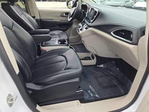 Certified 2024 Chrysler Pacifica Limited FWD image 14