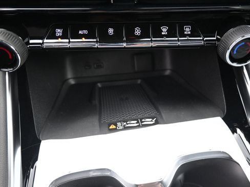 New 2026 Chevrolet Traverse LT w/ Sun and Wheel Package FWD image 16