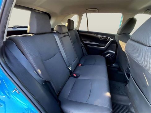 Used 2021 Toyota RAV4 LE image 17