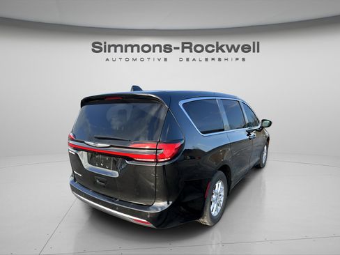 Used 2024 Chrysler Pacifica Touring-L image 7