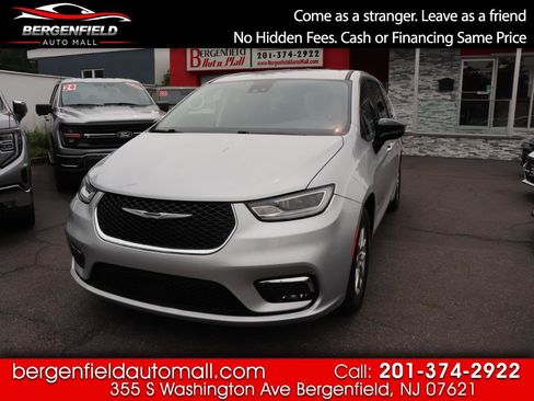 Used 2024 Chrysler Pacifica Touring-L FWD image 1