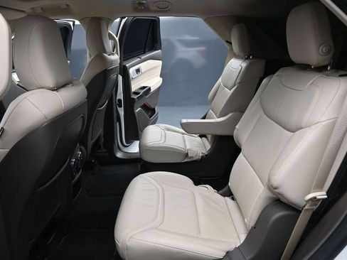 Used 2020 Ford Explorer Platinum w/ Premium Technology Package AWD/4WD image 21