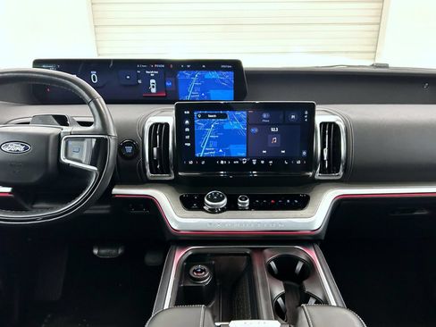 Used 2025 Ford Expedition Platinum AWD/4WD image 13
