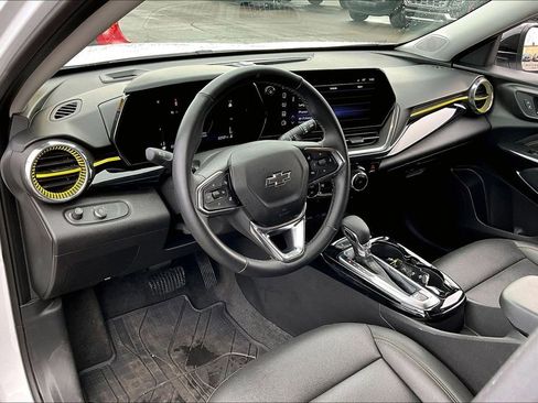 Used 2025 Chevrolet Trax ACTIV FWD image 16