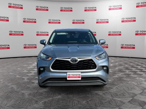 Used 2020 Toyota Highlander LE AWD/4WD image 2
