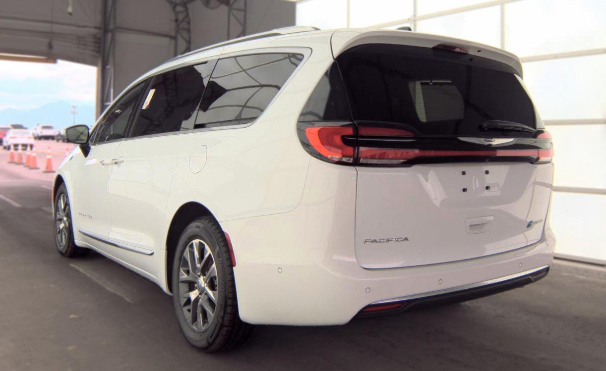 Used 2023 Chrysler Pacifica Pinnacle FWD image 6