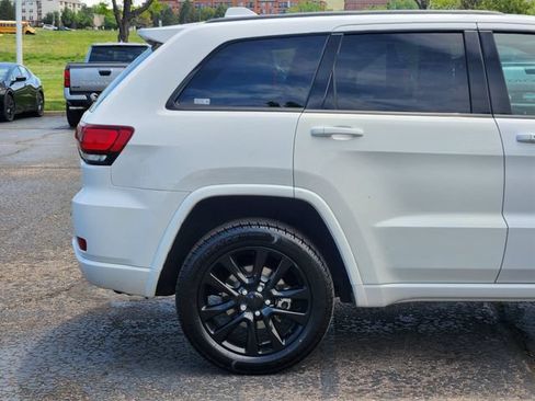 Used 2018 Jeep Grand Cherokee Altitude AWD/4WD image 6