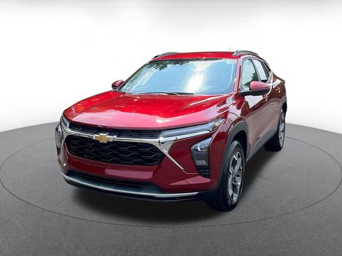 Used 2025 Chevrolet Trax LT w/ LT Convenience Package FWD image 3