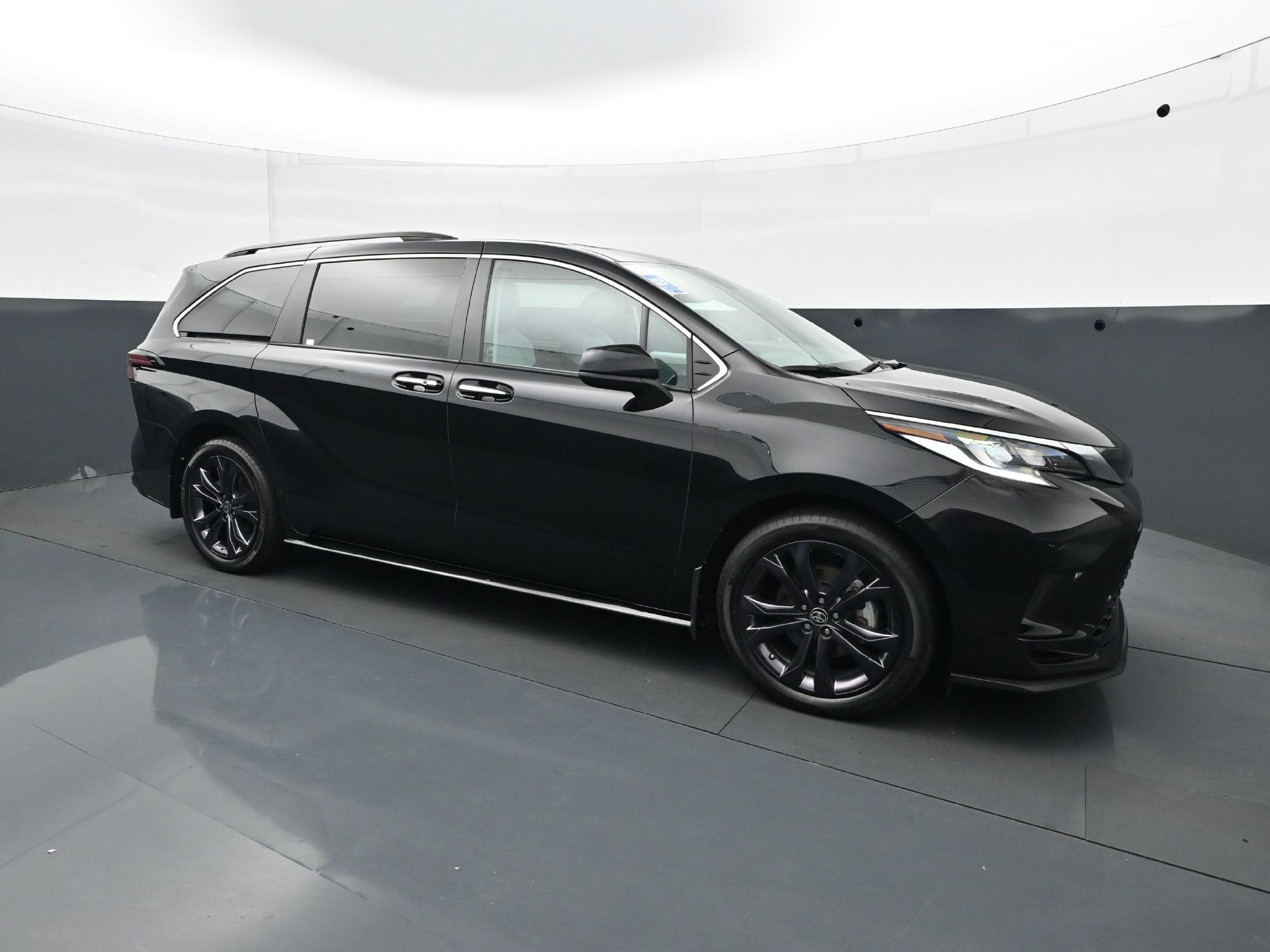 Used 2022 Toyota Sienna XSE FWD image 9