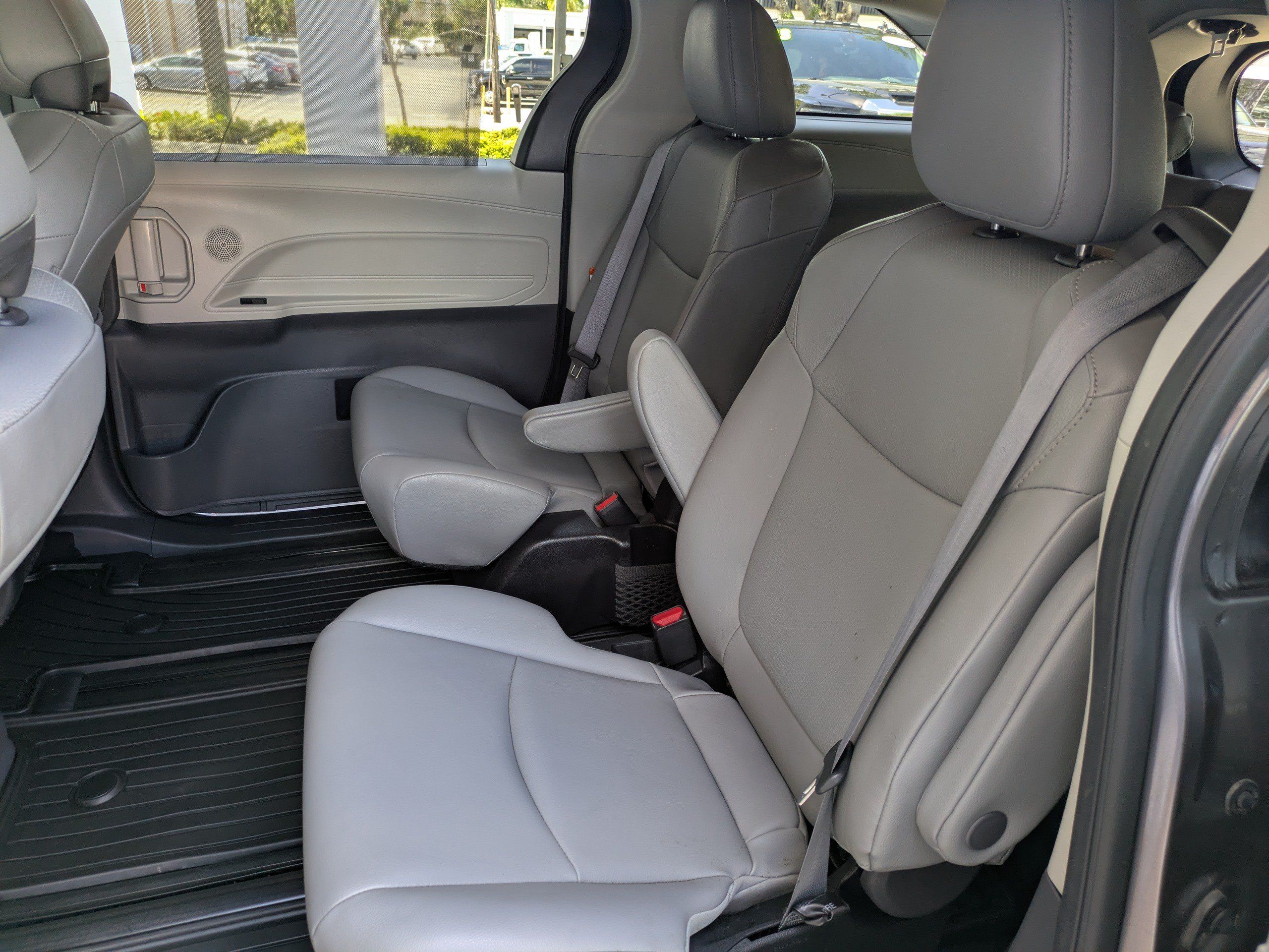 Used 2022 Toyota Sienna XLE AWD/4WD image 16