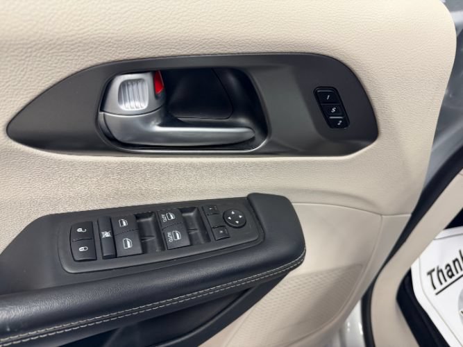 Used 2024 Chrysler Pacifica Limited FWD image 9