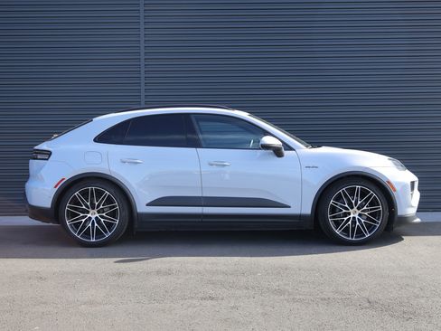 Certified 2025 Porsche Macan 4 Electric AWD/4WD image 9