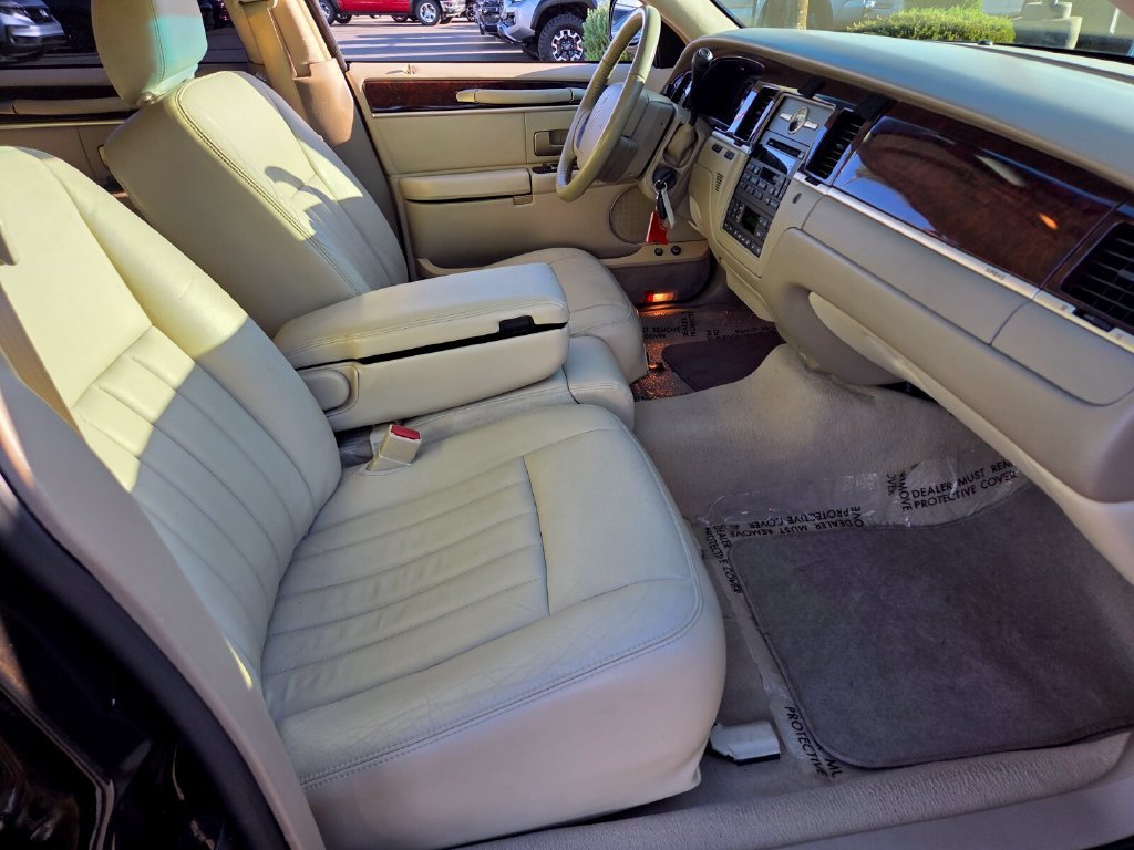 Used 2006 Lincoln Town Car Signature RWD image 18