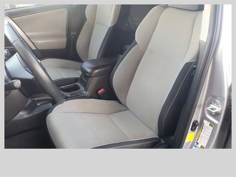 Used 2017 Toyota RAV4 XLE AWD/4WD image 2