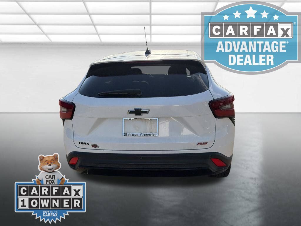 Used 2025 Chevrolet Trax RS w/ Sunroof Package FWD image 4