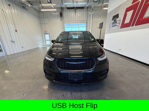 Used 2022 Chrysler Pacifica Touring-L w/ Uconnect Theater Family Group FWD image 11