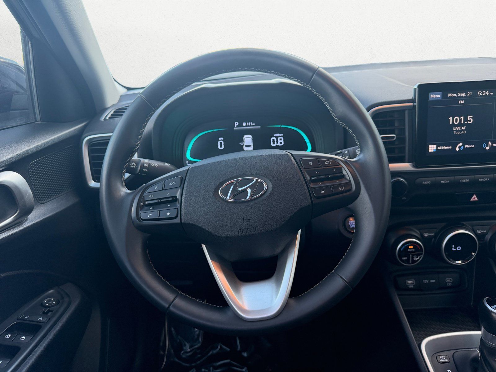 Used 2025 Hyundai Venue SEL FWD image 9