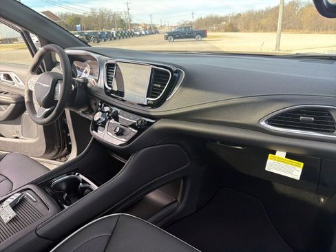 New 2026 Chrysler Pacifica Limited image 20