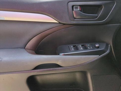 Used 2019 Toyota Highlander LE FWD image 11