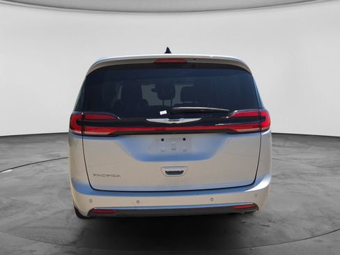 Used 2024 Chrysler Pacifica Touring-L FWD image 9
