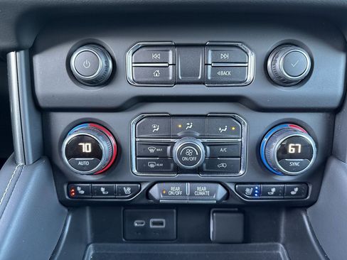 Used 2021 Chevrolet Tahoe Premier w/ Premium Package image 21