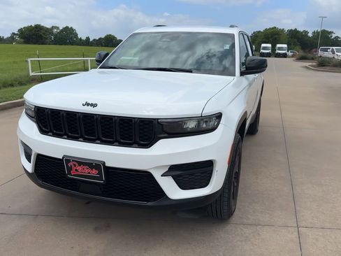 Used 2025 Jeep Grand Cherokee Altitude AWD/4WD image 4