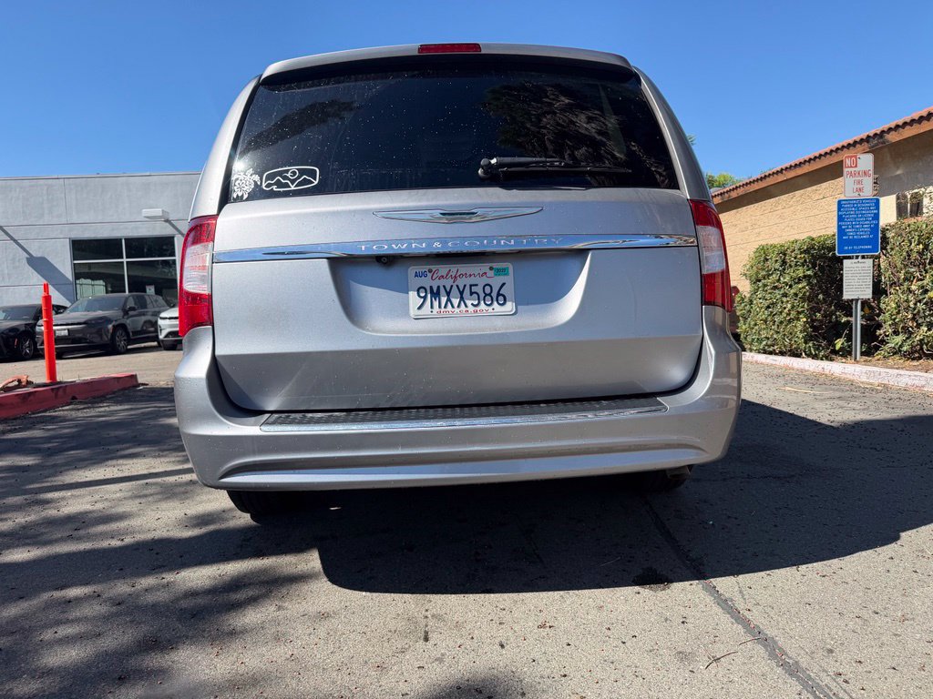 Used 2016 Chrysler Town & Country Touring FWD image 13