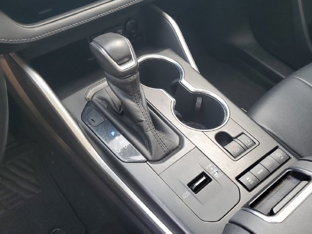 Used 2020 Toyota Highlander XLE FWD image 18
