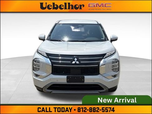 Used 2025 Mitsubishi Outlander SE AWD/4WD image 2