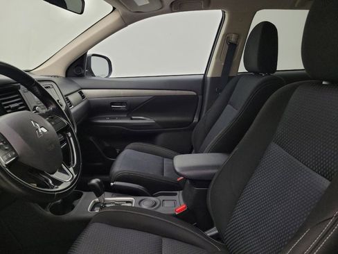 Used 2016 Mitsubishi Outlander ES image 17