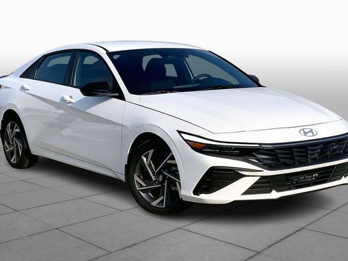 Certified 2025 Hyundai Elantra SEL image 3