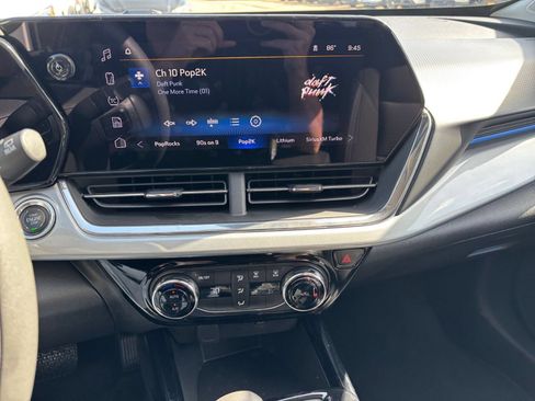 Used 2025 Chevrolet Trax LT FWD image 16