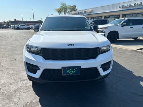 Used 2024 Jeep Grand Cherokee Altitude AWD/4WD image 2