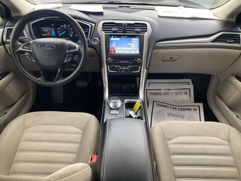 Used 2017 Ford Fusion SE w/ Fusion SE Technology Package image 16