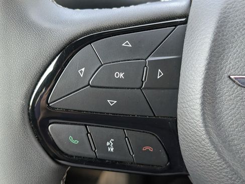 Used 2024 Chrysler Pacifica Limited FWD image 17