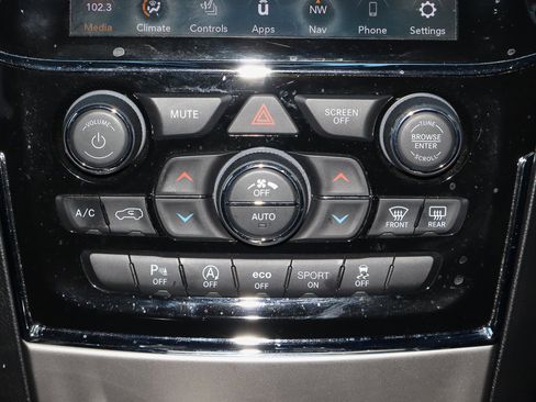 Used 2021 Jeep Grand Cherokee Laredo X image 21