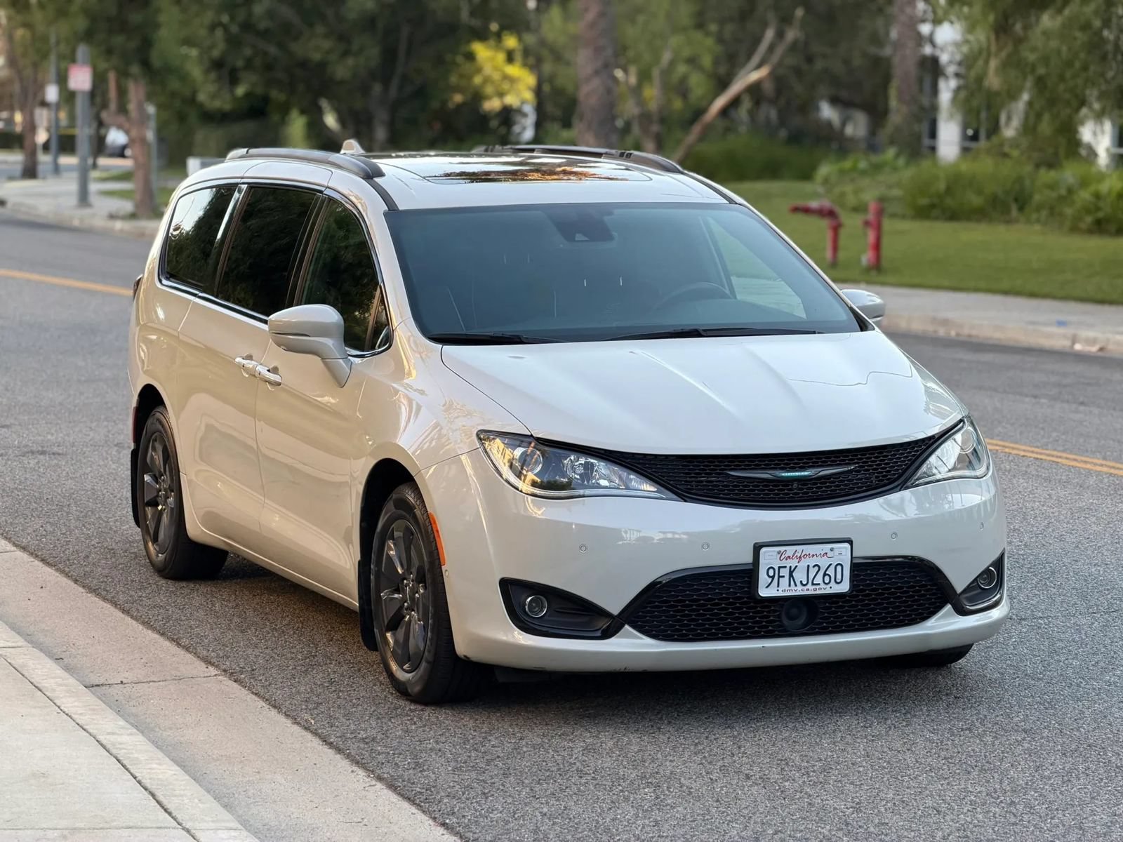 Used 2020 Chrysler Pacifica Limited w/ Advanced Safetytec Group FWD image 3