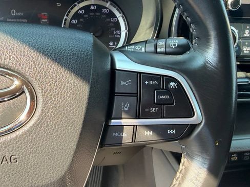 Used 2023 Toyota Highlander LE FWD image 21