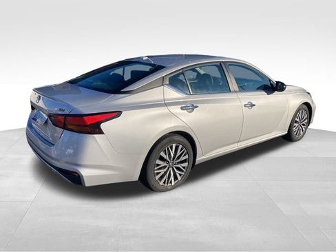 Used 2024 Nissan Altima 2.5 SV image 5